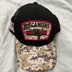 Hat NFL Buccaneers Salute To Service. Like new condition
